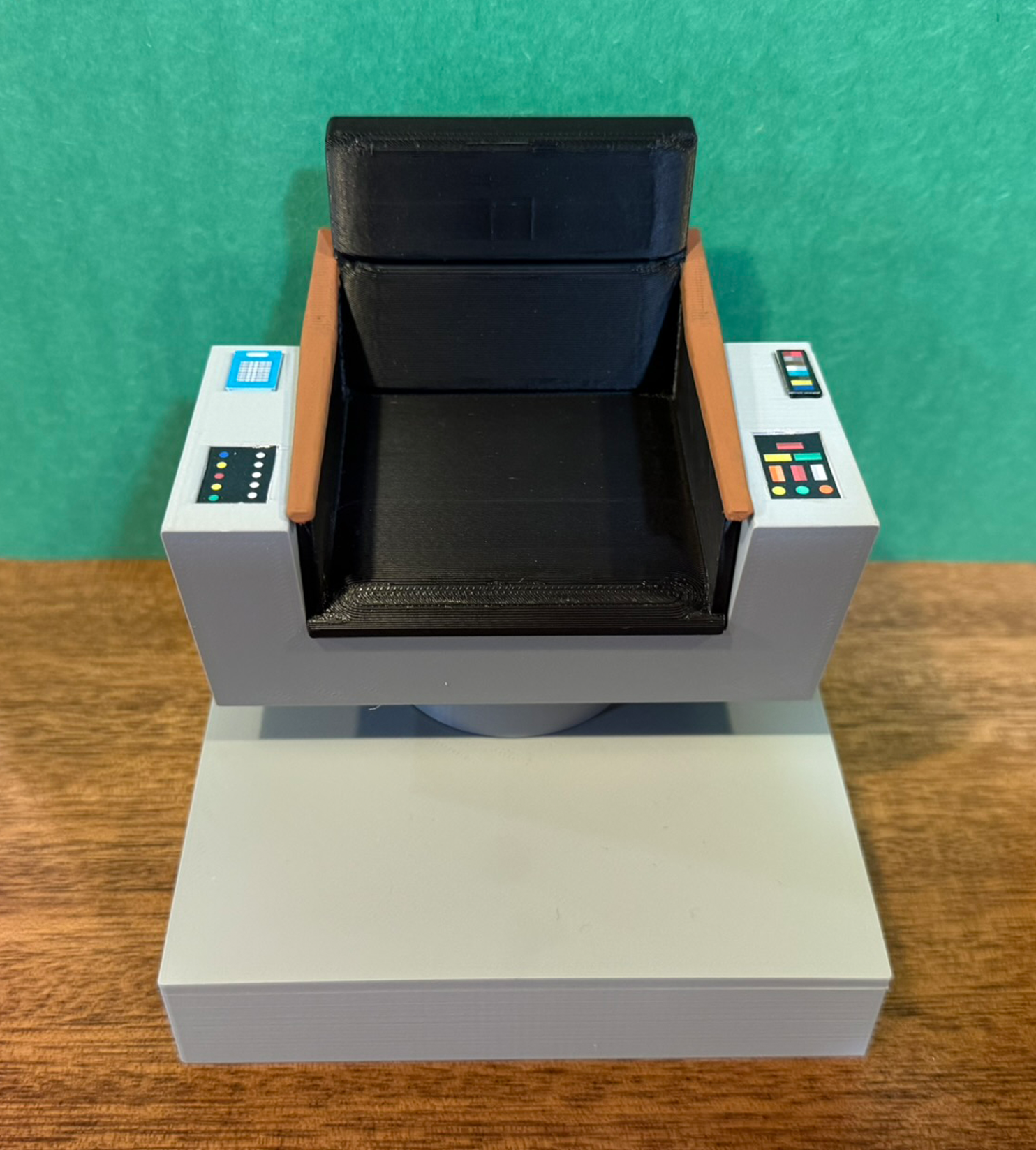 Lighted 1:10 Scale TOS Kirk / Archer Command Chair Displays with 7 Inch / Nacelle Figures