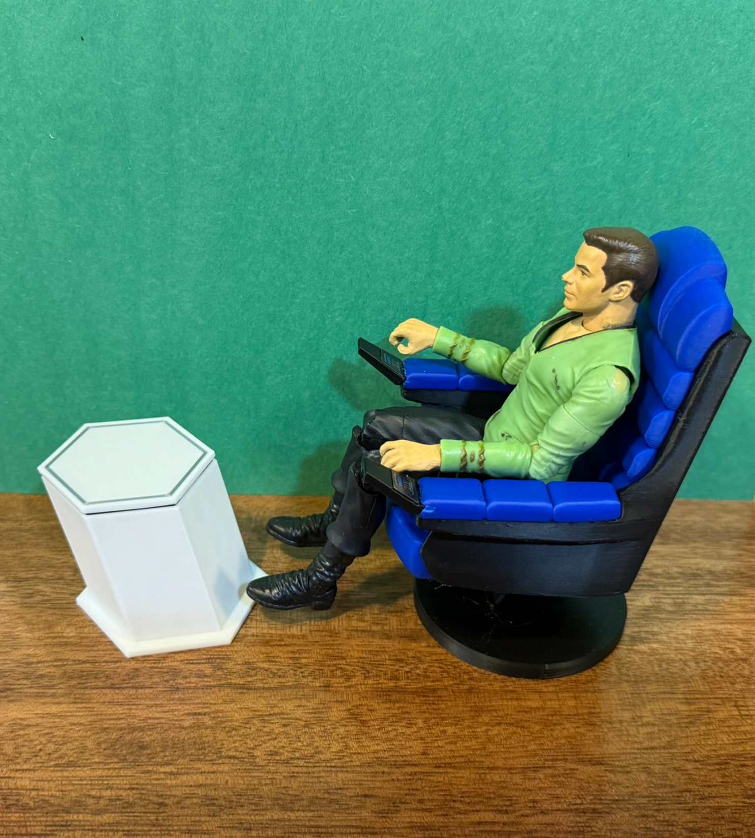 Sulu Captain Chair w Tea Table. Display w Trek Nacelle & 1:10th / 7 Inch figures